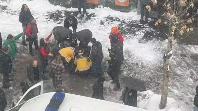 Bingöl'de çatıdan düşen kar kütlesi, 55 yaşındaki kadının ölümüne neden oldu