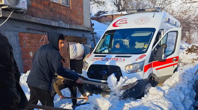Adıyaman'da ambulans karda mahsur kaldı, vatandaşlar yolu açtı