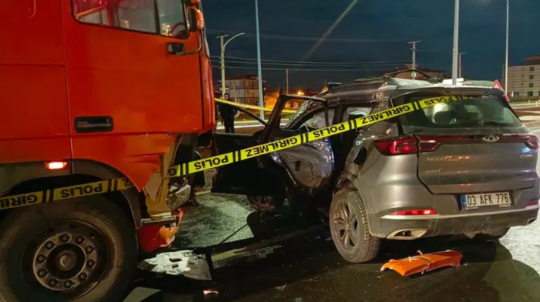 Afyonkarahisar'da tır ile otomobil çarpıştı: 3'ü ağır 7 yaralı