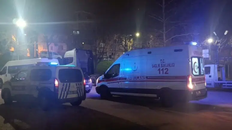 Bursa'da spor tesisi otoparkında bıçaklı kavga: 2 yaralı