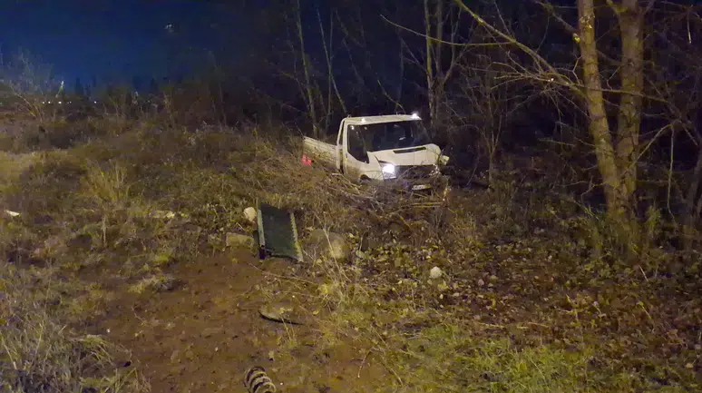 Bursa'da ilginç kaza: Demir bariyerler araçların üzerine düştü