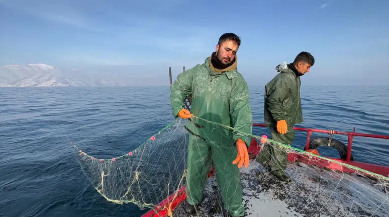 Van'da balıkçılar dondurucu soğukta ekmek parası için mücadele ediyor!