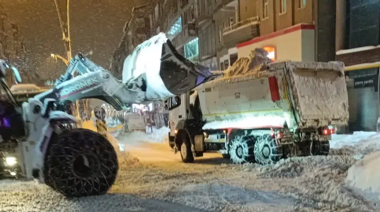 Hakkari'nin karları şehir dışına taşınıyor!