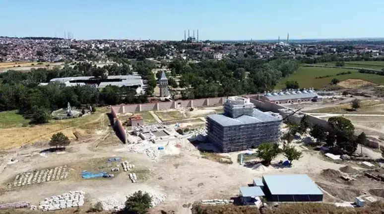 Edirne Sarayı kazısında Balkan Savaşı şehitlerinin toplu mezarı bulundu: Üniformalarıyla defnedilmişler!