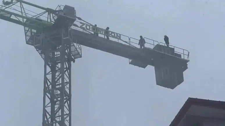 Samsun'da maaşlarını alamayan işçiler, kule vinçte intihar girişiminde bulundu