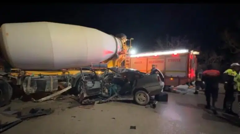 Bartın'da otomobil ile beton mikseri çarpıştı: 22 yaşındaki sürücü yaralandı