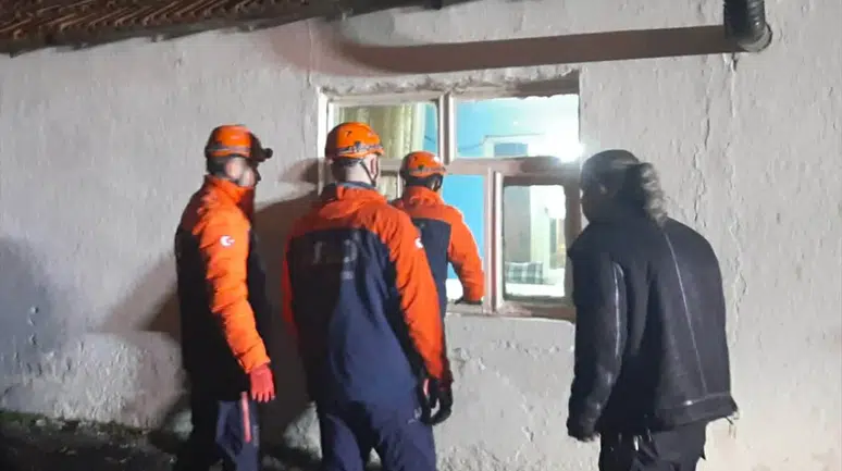 Edirne'de metruk bina çöktü: 1'i bebek 5 kişi mahsur kaldı