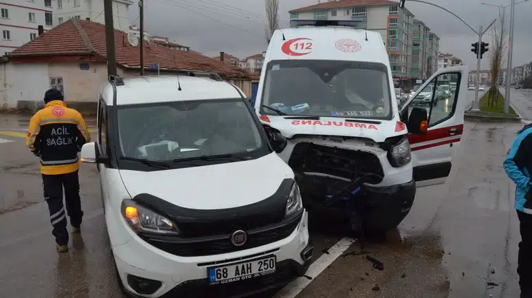 Aksaray’da ambulans ile ticari araç çarpıştı! 8 kişi yaralandı