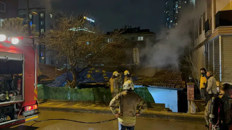 Ümraniye'de panik anları: Gecekondu alev alev yandı