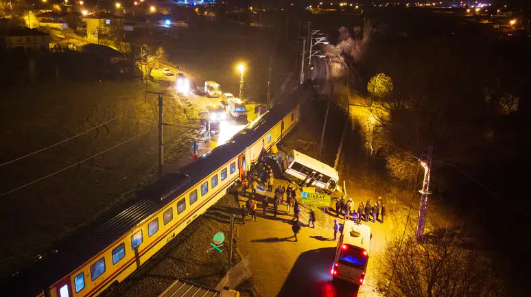 Kırıkkale'de raylarda mahsur kalan dolmuşa yolcu treni çarptı!