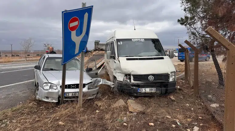Şanlıurfa Suruç'ta minibüs ve otomobil çarpıştı: 7 yaralı!
