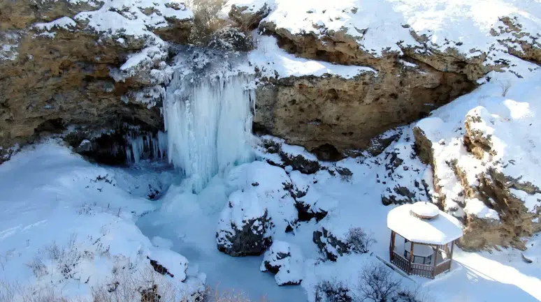 Bayburt'ta dondurucu soğuklar etkili: Sırakayalar Şelalesi buz tuttu