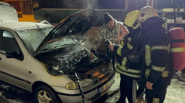 Kayseri'de tamirden çıkarılan otomobil alev alev yandı