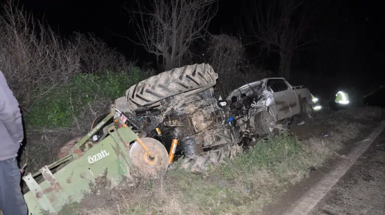 İzmir'de traktör ile pick-up çarpıştı: Sürücüler yaralandı