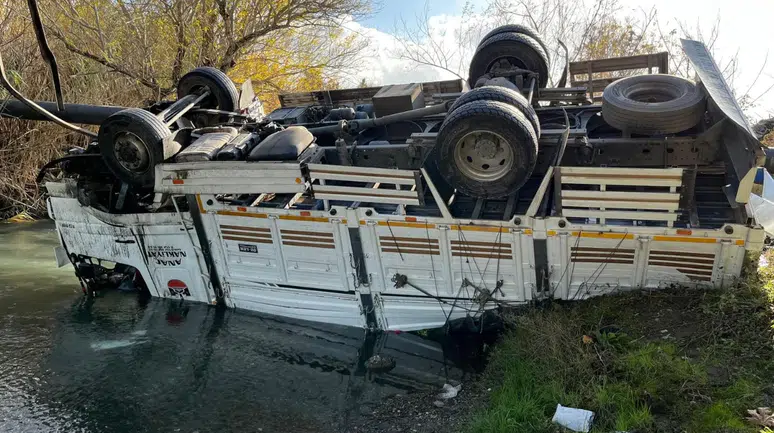 Osmaniye'de turp yüklü kamyon dereye devrildi: Sürücü araçta sıkıştı!