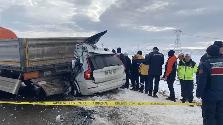 Sivas'ta kaza: Otomobil şarampole devrildi!