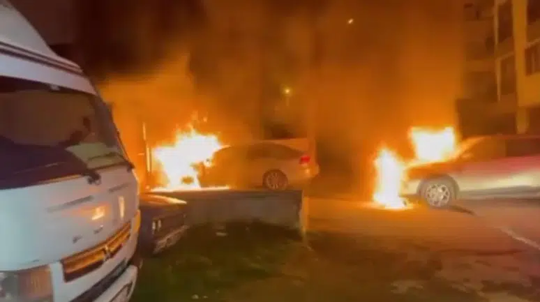 Kocaeli Darıca'da park halindeki otomobil alev alev yandı: 2 araç zarar gördü