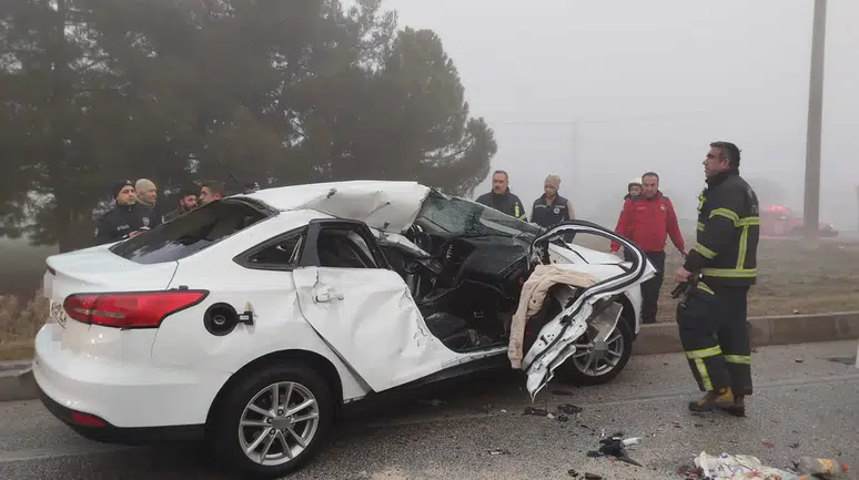 Burdur'da yoğun sis faciası: 4 araçlık zincirleme kazada 1'i ağır 2 yaralı