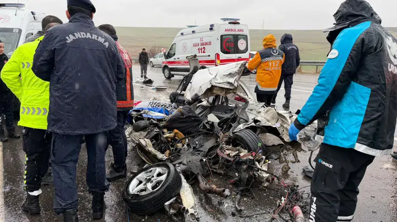 Adıyaman'da feci kaza: Otobüs otomobili kağıt gibi ezdi, 3 ölü, 1 yaralı!