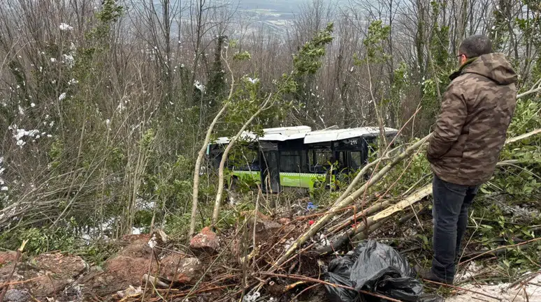 Kocaeli'de belediye otobüsü devrildi: Çok sayıda yaralı!