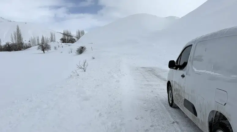 Bingöl'de çığ düştü, vatandaşlar saniyelerle kurtuldu