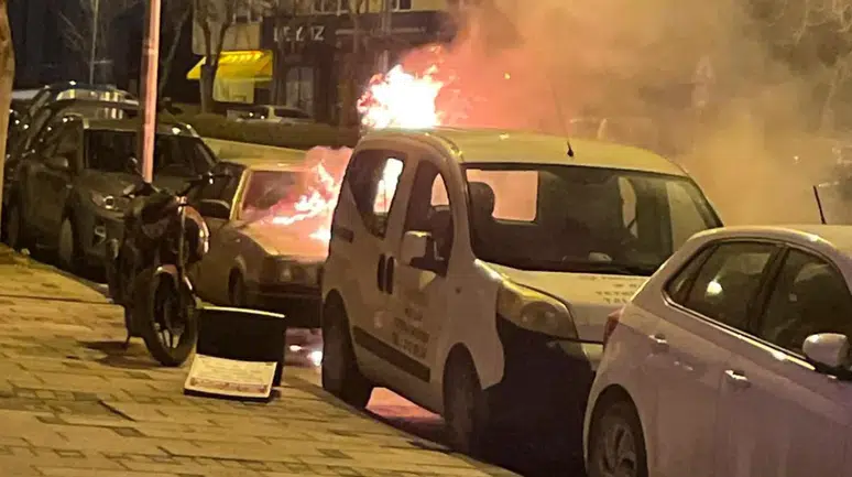 Bilecik’te gece yarısı panik: Park halindeki otomobil alev alev yandı!