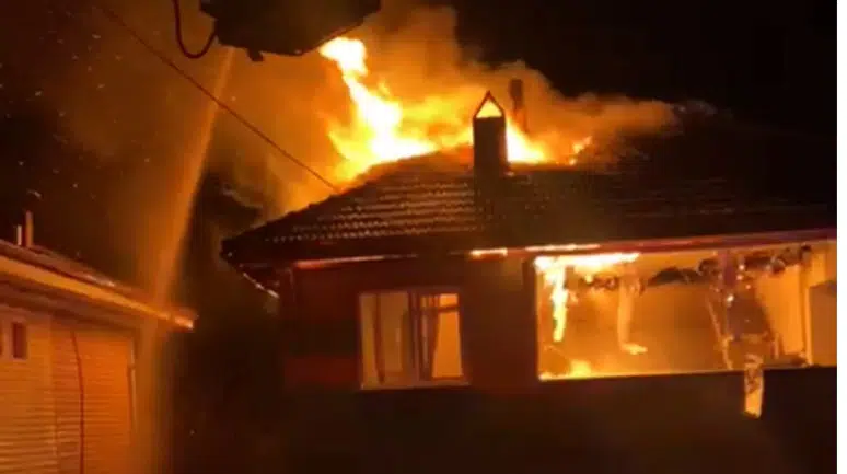 Karabük’te iki katlı evde yangın paniği: Alevler çatıya sıçradı!