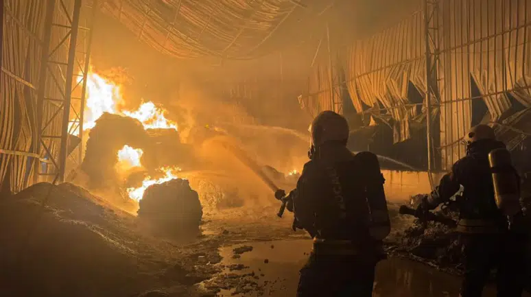 Kocaeli'de atık naylon deposunda yangın çıktı