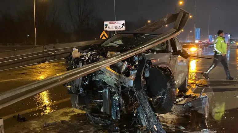 Kocaeli’de ters yön kazası: Bariyerleri biçen otomobil hurdaya döndü