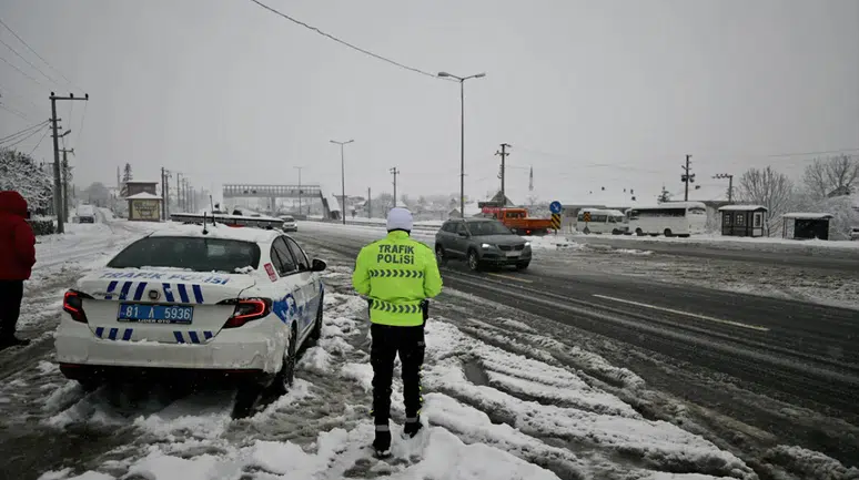 Bolu Dağı'nın Ankara istikameti ağır tonajlı araçların geçişine kapatıldı!
