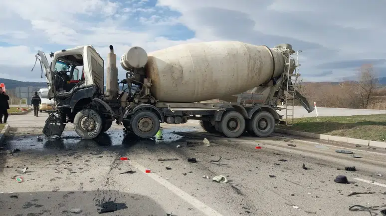 Kütahya'da feci kaza: Beton mikserleri çarpıştı, 2 yaralı!