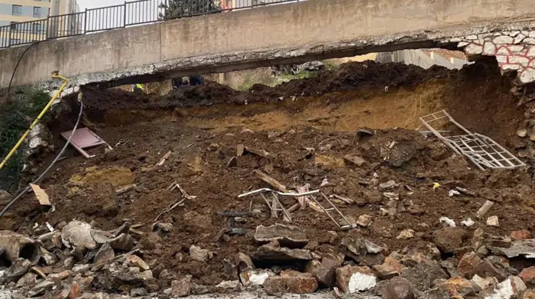 Kocaeli'de 10 metrelik istinat duvarı, okul bahçesine devrildi