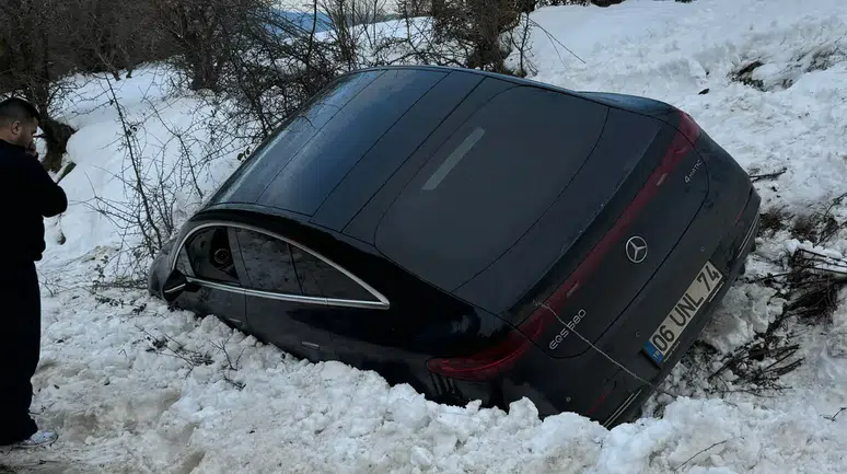 Kartalkaya yolunda kar engeli: Lüks otomobil yoldan çıkarak kara saplandı