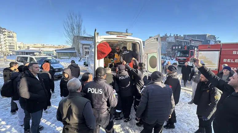 Sivas'ta yangın: 90 yaşındaki adam hastaneye kaldırıldı!