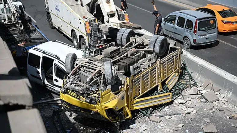 Balıkesir'de kamyonet devrildi: 2 kişi hayatını kaybetti, 1 kişi yaralandı