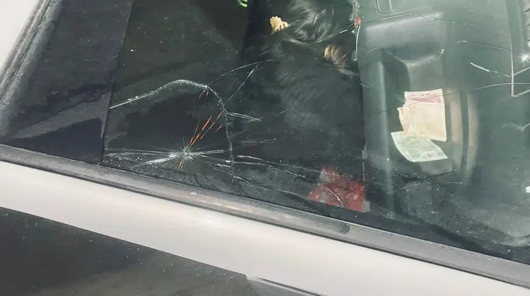 Eskişehir'de buz sarkıtı seyir halindeki aracın üstüne düştü