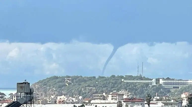 Antalya'da denizde hortum oluştu