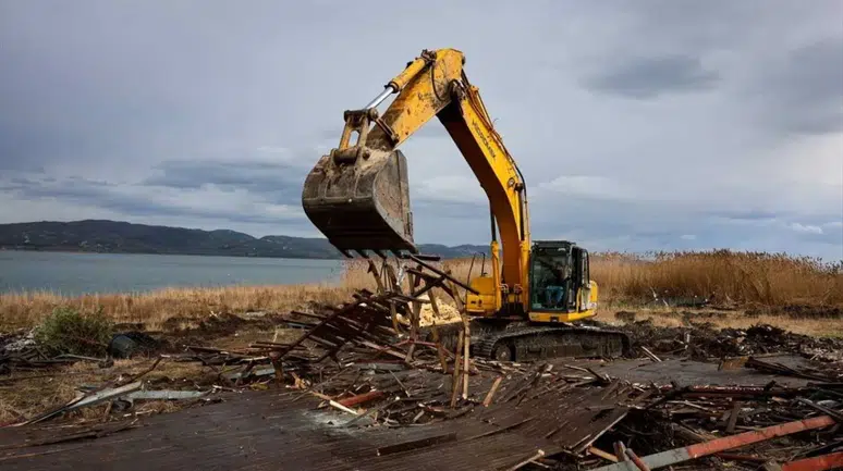 Sapanca Gölü'ndeki 89 kaçak iskele yıkıldı