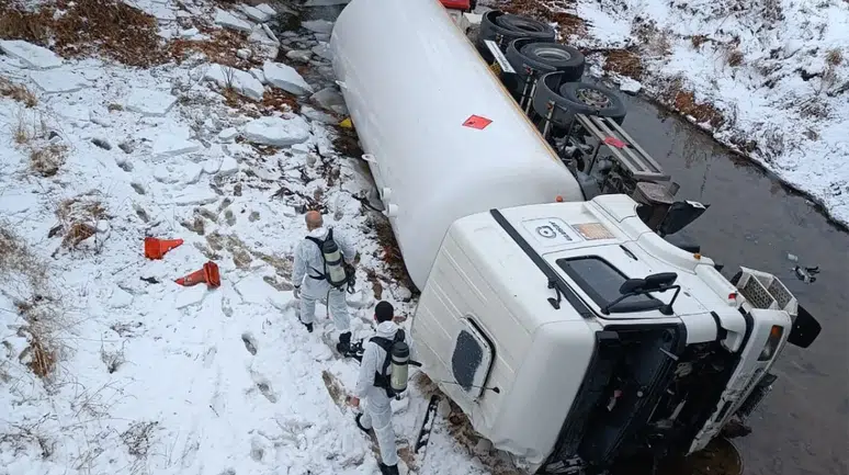Gümüşhane’de korkutan kaza: LPG yüklü tanker dere yatağına devrildi!