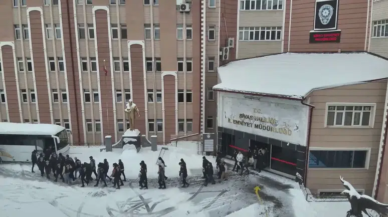 Sivas merkezli siber dolandırıcılık operasyonu: 11 şüpheli tutuklandı