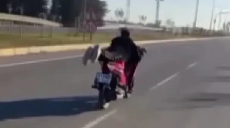 Hatay’da motosiklet üzerinde yatan çocuğa 50 bin TL ceza!