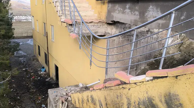 Batman'da 12 katlı binanın merdivenleri çöktü!