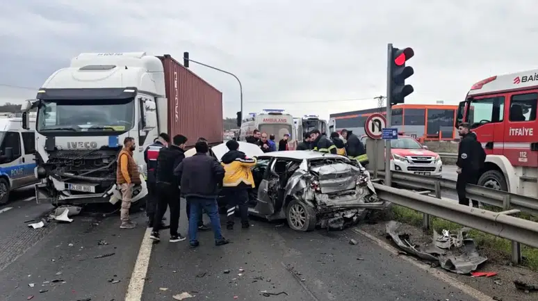 Tekirdağ Çerkezköy’de tır otomobile arkadan çarptı : 3 yaralı