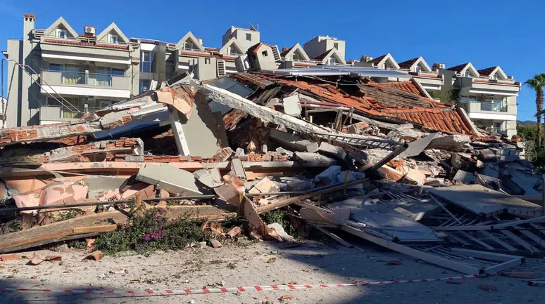 Marmaris'te güçlendirme çalışması yapılan apart otel çöktü!