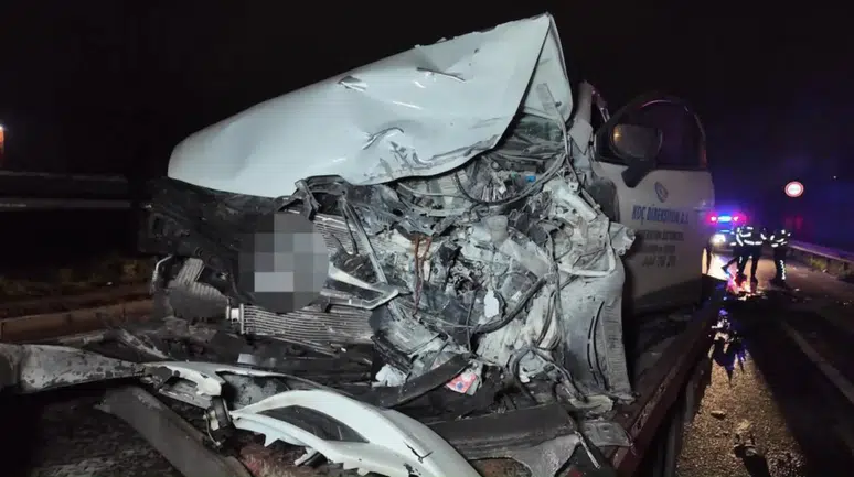 Sancaktepe'de ters şerit faciası: 2 araç çarpıştı, yaralılar var!