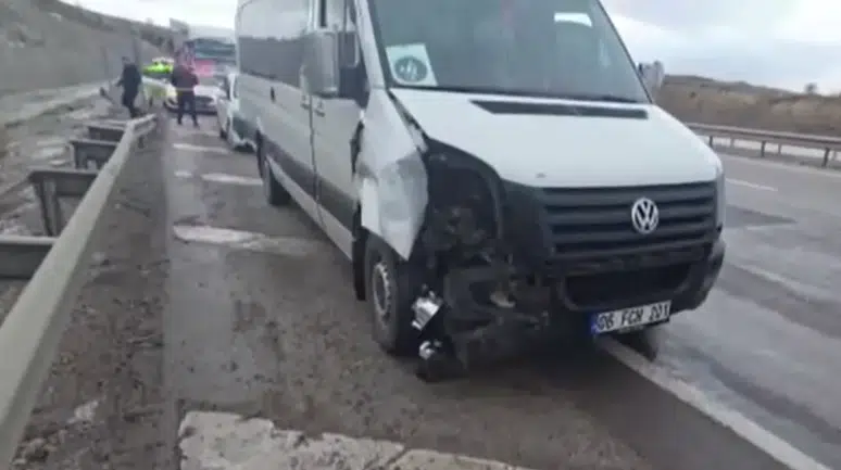 Ankara'da 6 araçlık zincirleme kaza: 2 kişi yaralandı