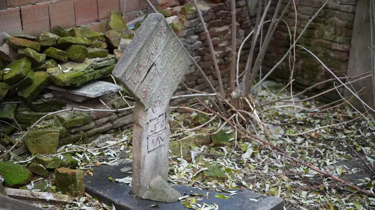 Görenler şaşkınlığını gizleyemiyor! Osmanlı dönemi kabri bina avlusunda kaldı