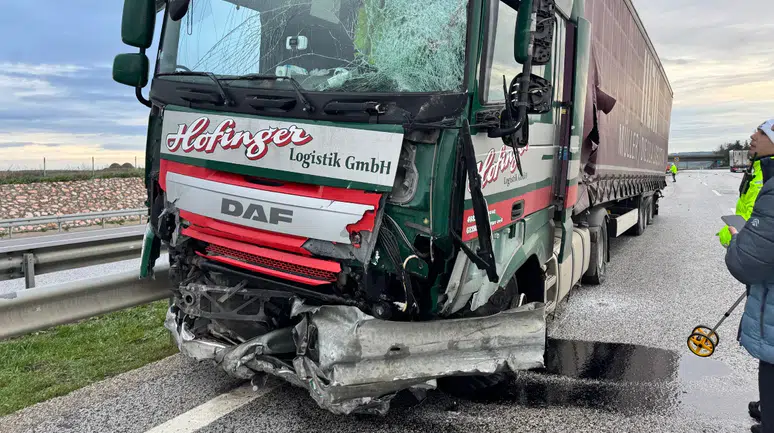 Edirne otoyolunda tır dehşeti: Bariyerleri kağıt gibi ezdi!