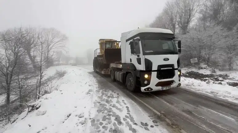 Bartın'da karda kayan tır, yolu trafiğe kapattı: 2,5 saat ulaşım sağlanamadı