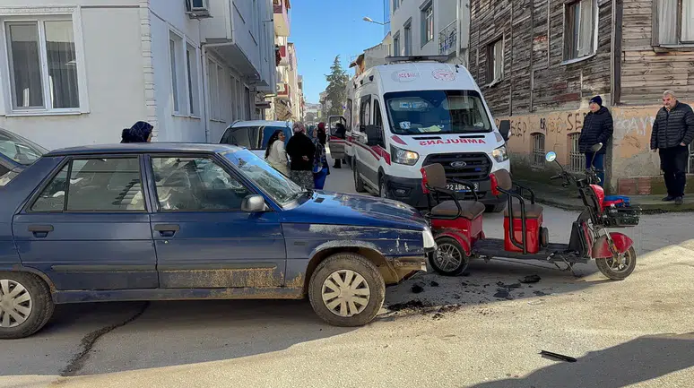 Edirne Mithatpaşa’da trafik kazası: Elektrikli motosiklet devrildi, 1'i kadın 3 yaralı